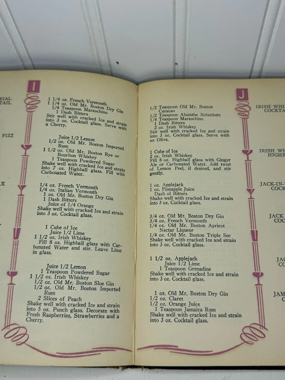 VTG Old Mr. Boston De Luxe Official Bartenders Guide 4th Printing 1940 Bar Decor